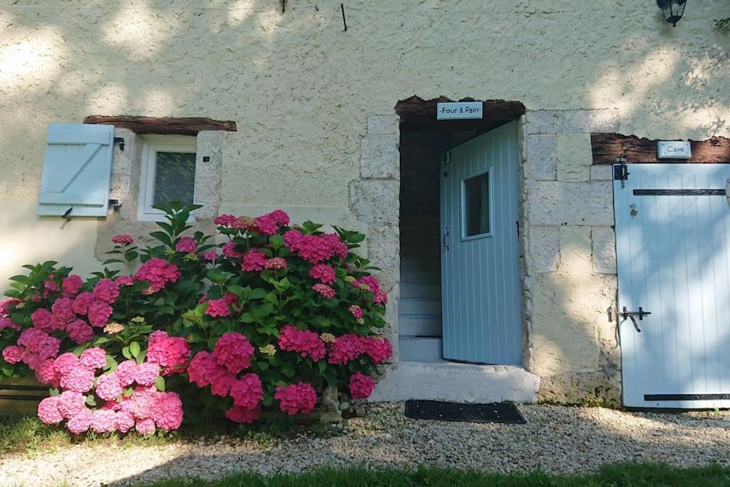 Entire Apartment With Swimming Pool Near Aubeterre Saint-Romain  エクステリア 写真