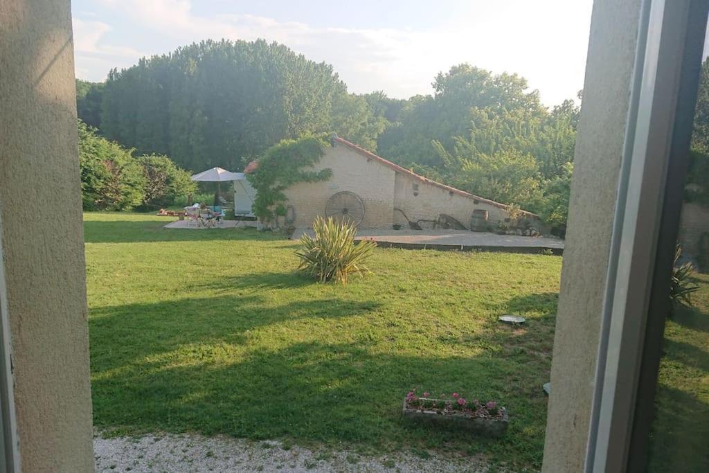 Entire Apartment With Swimming Pool Near Aubeterre Saint-Romain  エクステリア 写真