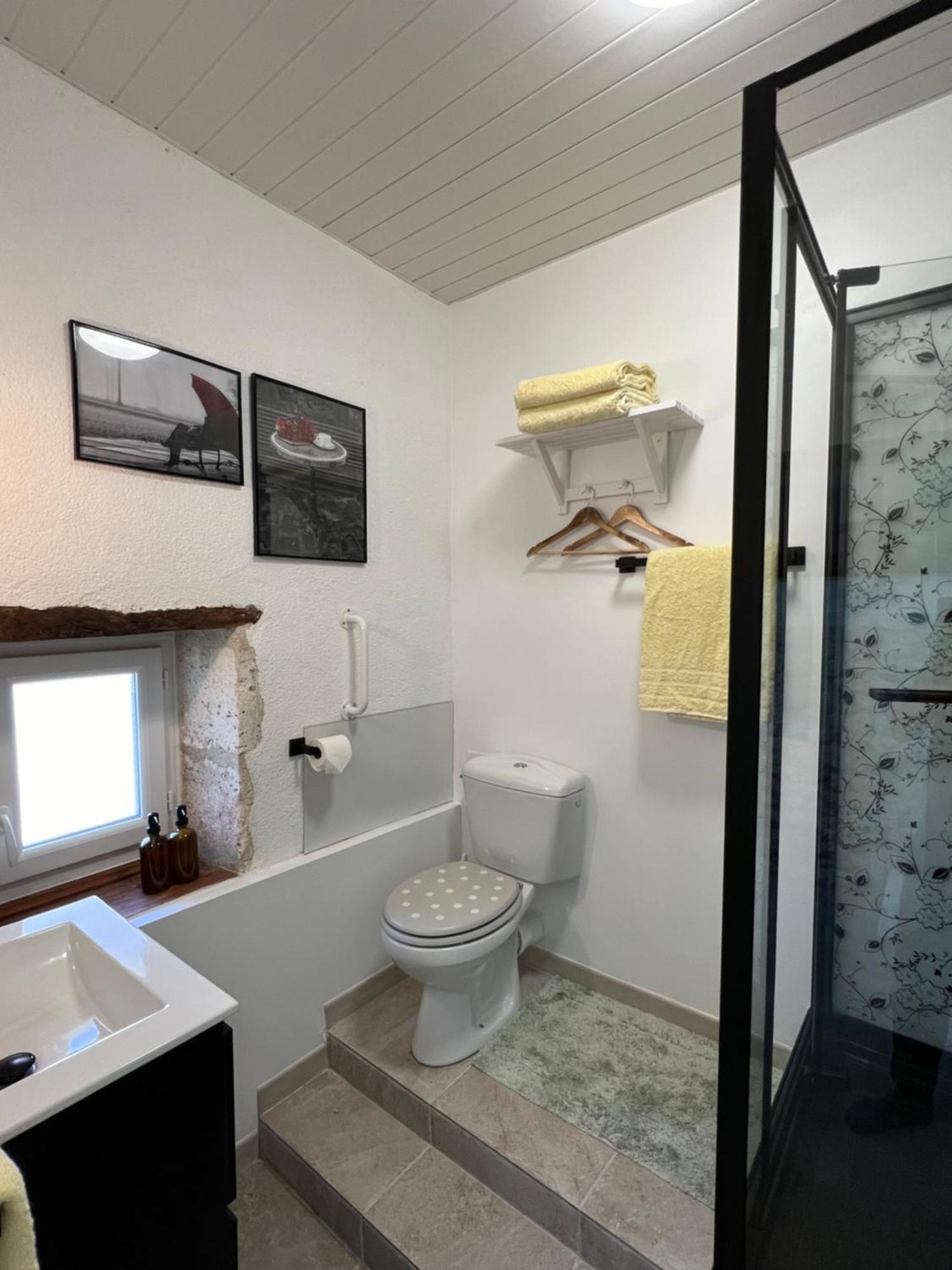 Entire Apartment With Swimming Pool Near Aubeterre Saint-Romain  エクステリア 写真
