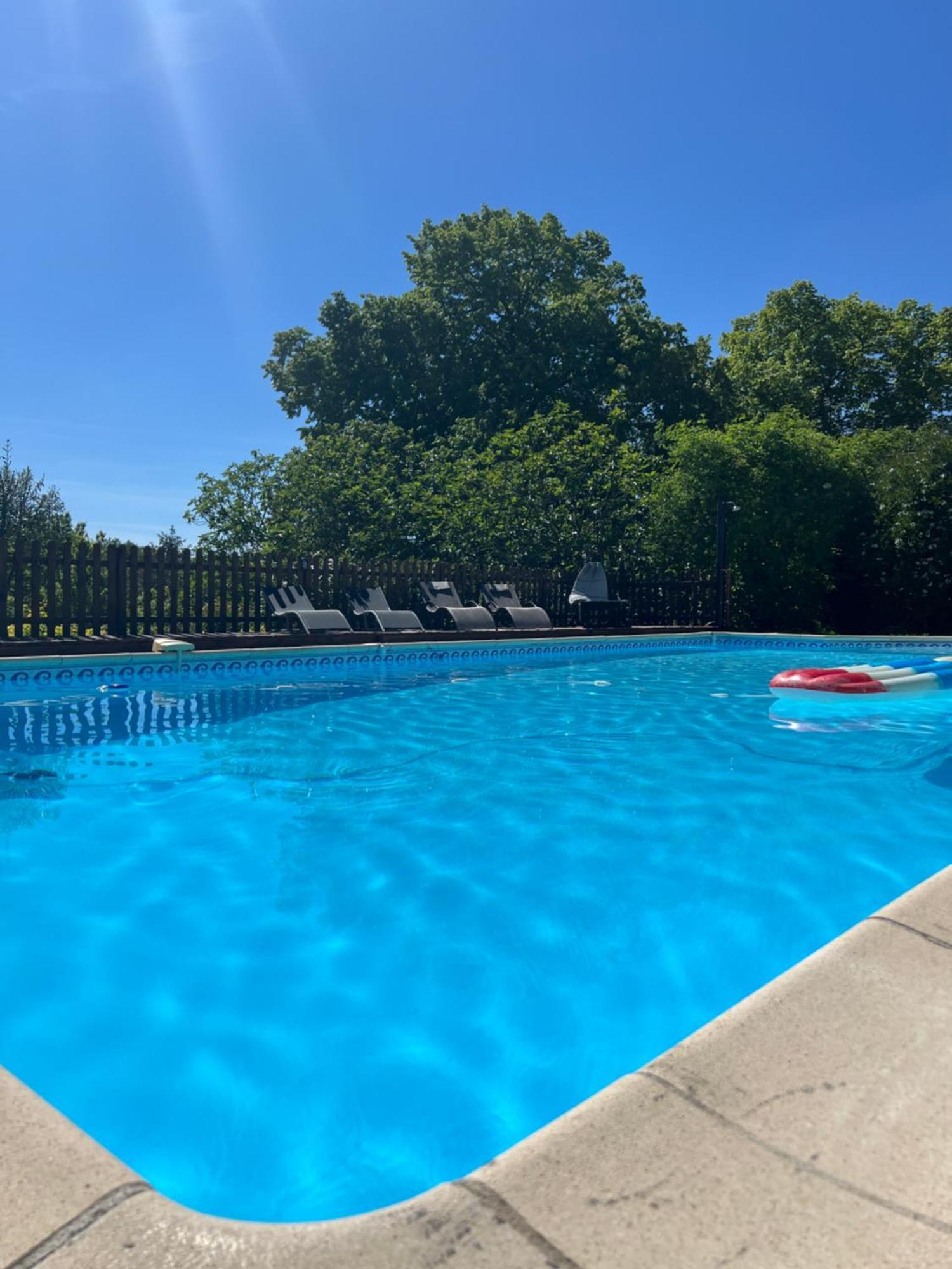 Entire Apartment With Swimming Pool Near Aubeterre Saint-Romain  エクステリア 写真