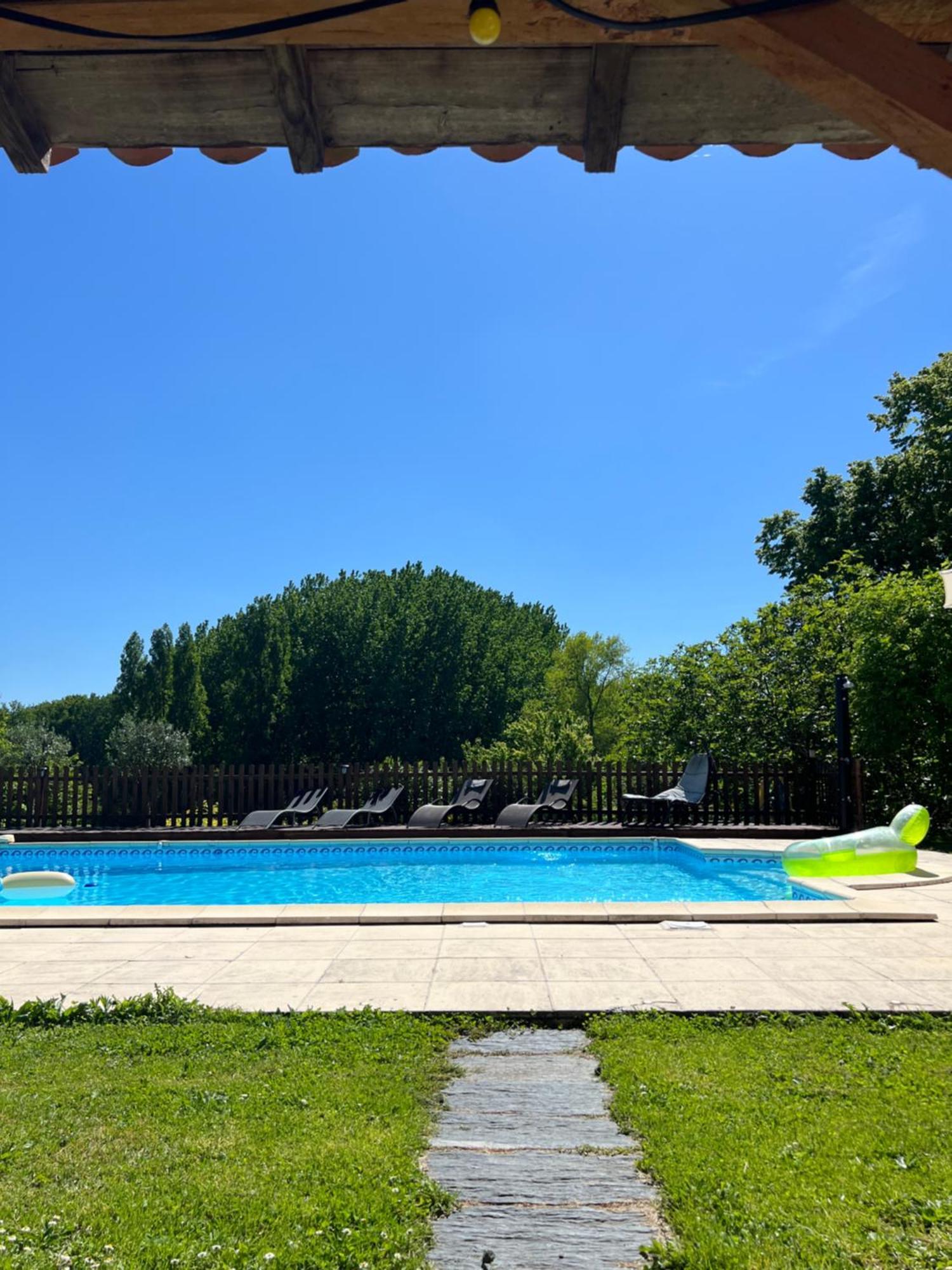 Entire Apartment With Swimming Pool Near Aubeterre Saint-Romain  エクステリア 写真