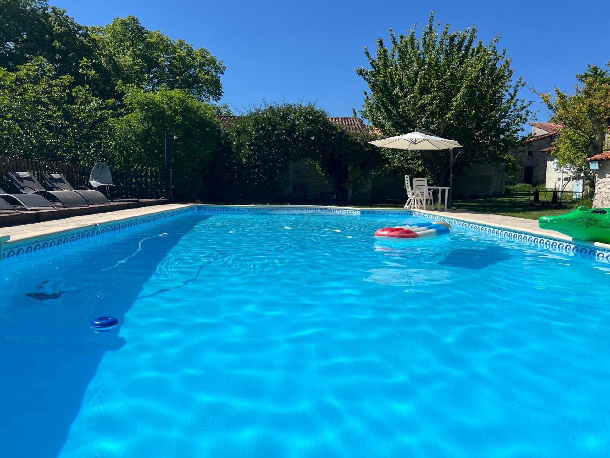 Entire Apartment With Swimming Pool Near Aubeterre Saint-Romain  エクステリア 写真