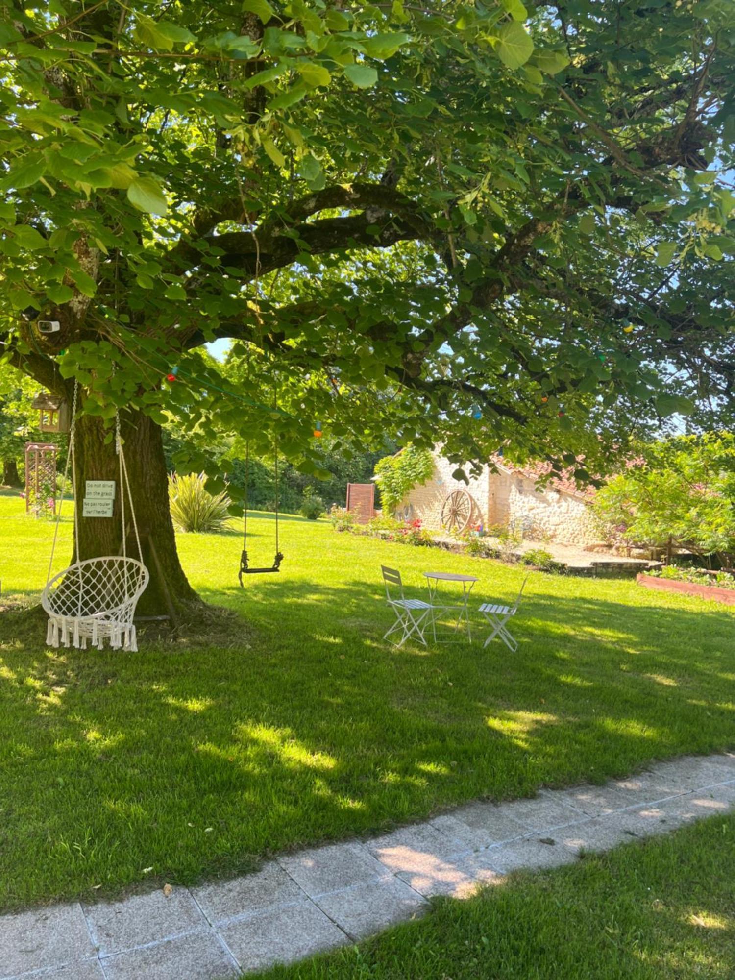 Entire Apartment With Swimming Pool Near Aubeterre Saint-Romain  エクステリア 写真