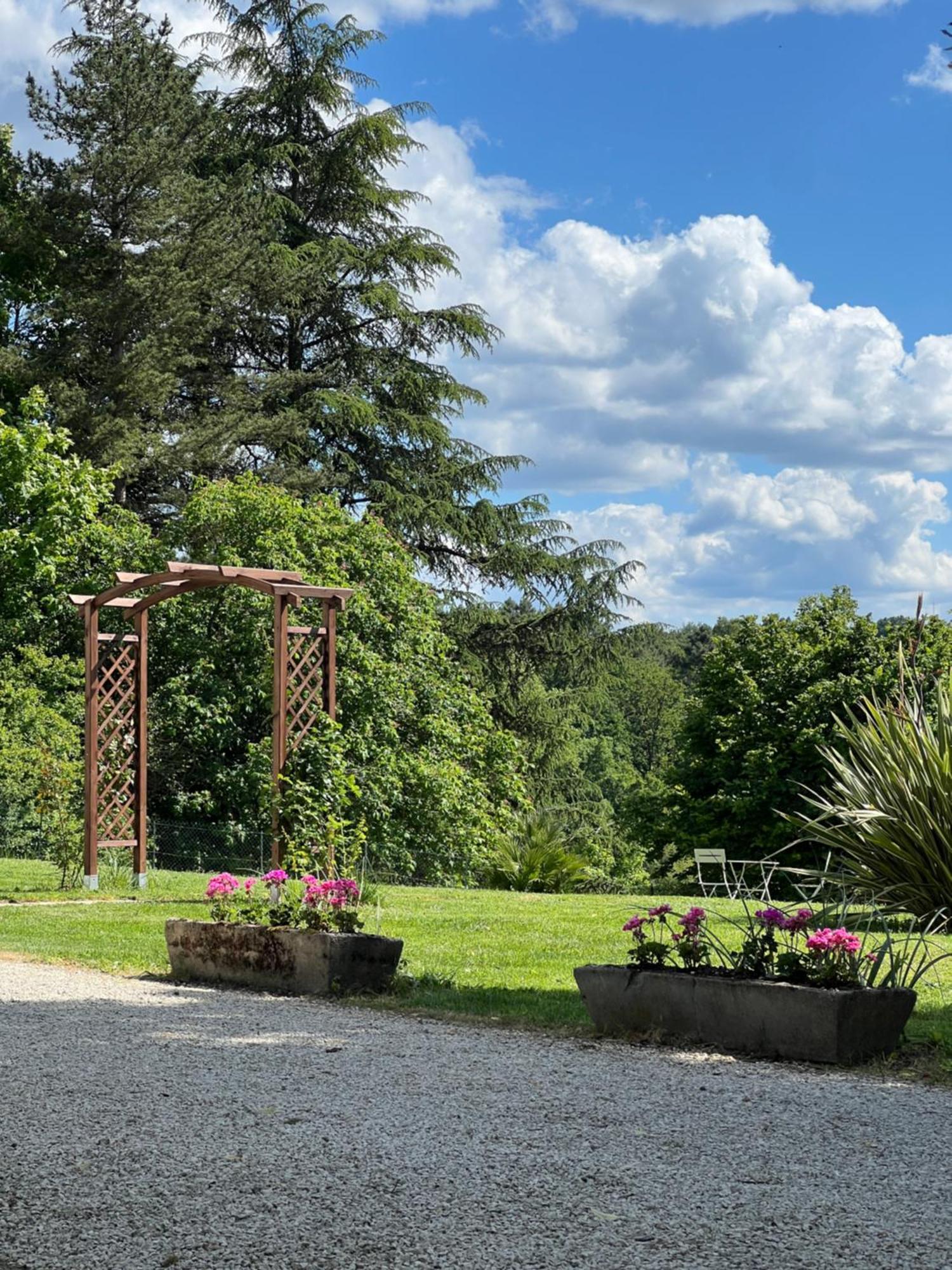 Entire Apartment With Swimming Pool Near Aubeterre Saint-Romain  エクステリア 写真