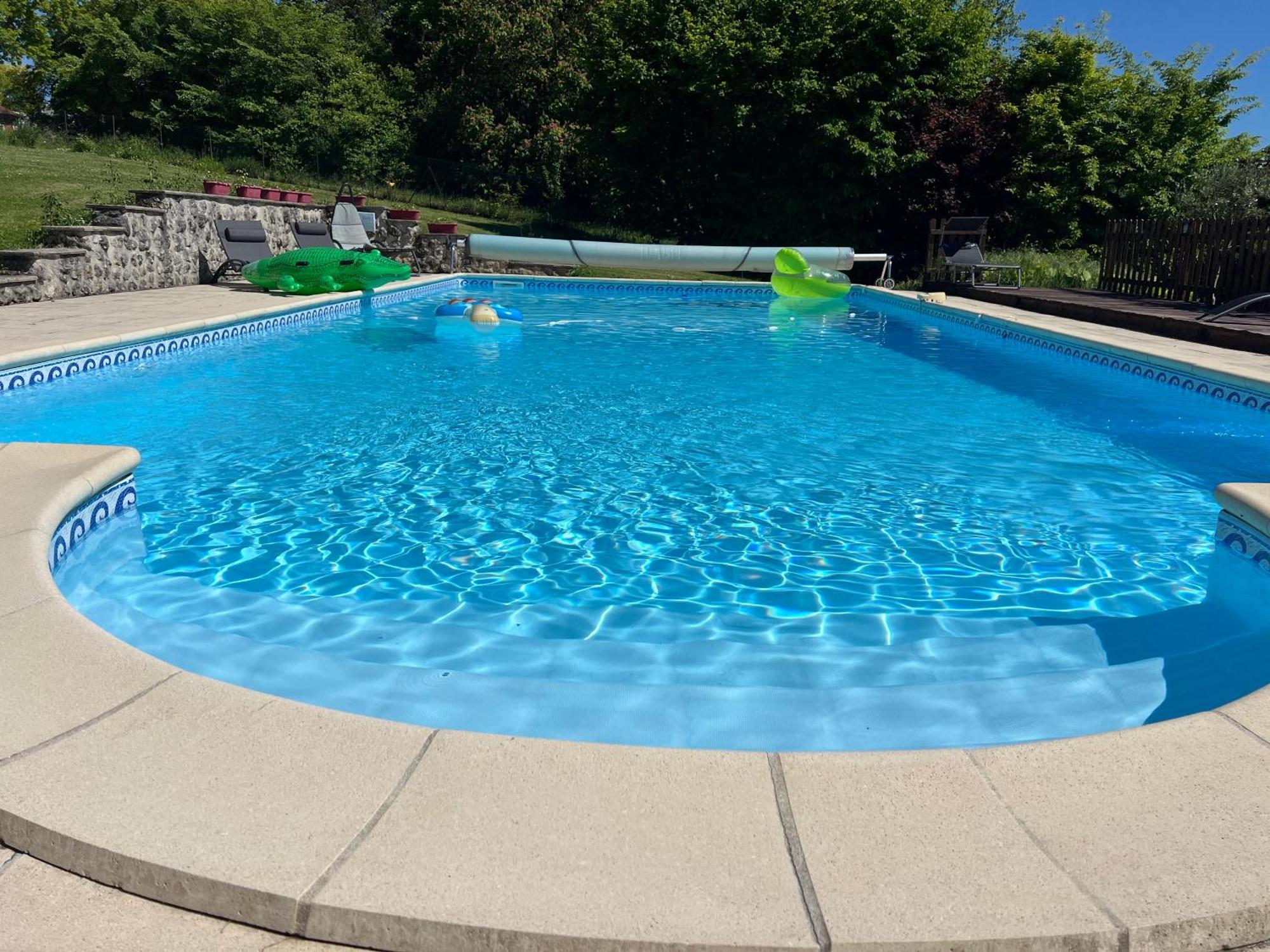 Entire Apartment With Swimming Pool Near Aubeterre Saint-Romain  エクステリア 写真